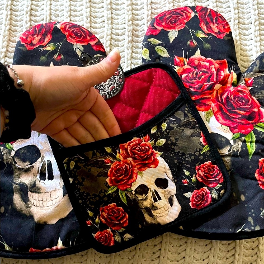 🌹Skulls & Roses Red Black Moody Cotton Printed Halloween Kitchen Oven Mitts🌹 - Picture 12 of 15